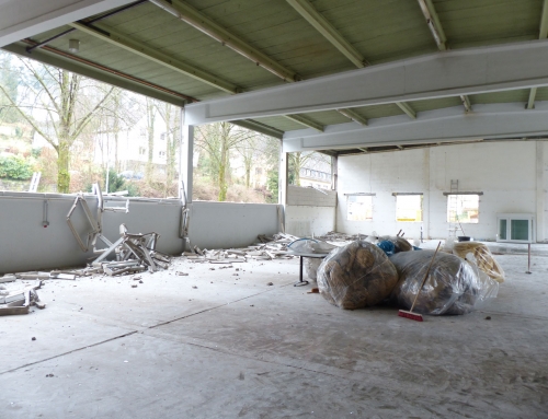 Erster Abriss-Einsatz der alten Halle